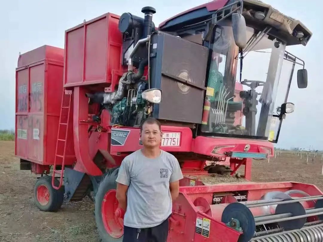 崔海:我帶著中聯收獲車隊收花生 811.jpg